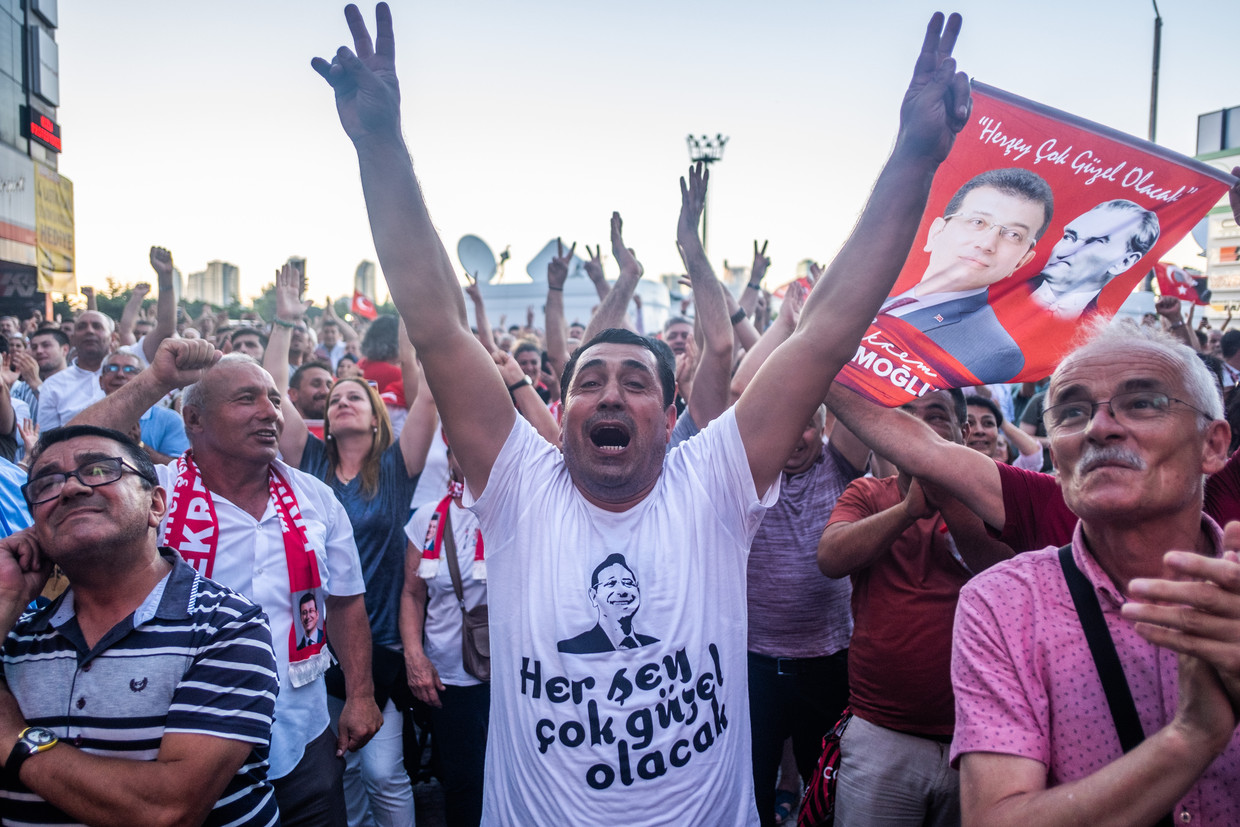 Feest in Istanbul zondagavond bij de aanhangers van verkiezingswinnaar Ekrem Imamoglu. Beeld Joris Van Gennip