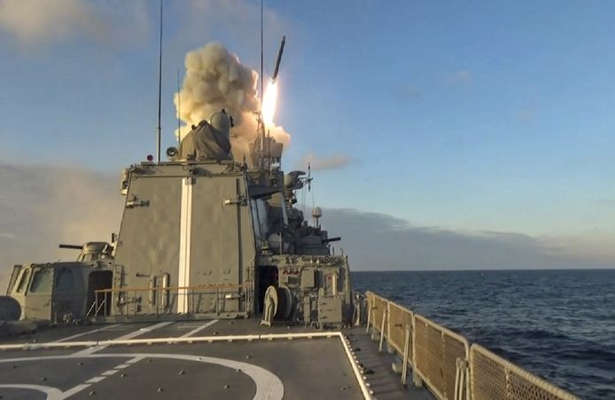 Een Russisch marineschip lanceert een raket vanuit de Zwarte Zee. Beeld gedeeld door het Russische ministerie van Defensie op 24 november.