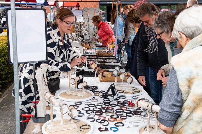 De editie van 2019 van de Kunstmarkt bij het Kulturhus Hasselo.
