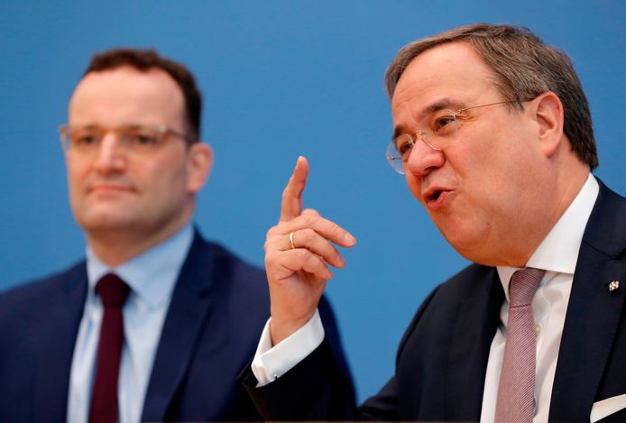 Armin Laschet (r) en Jens Spahn.
