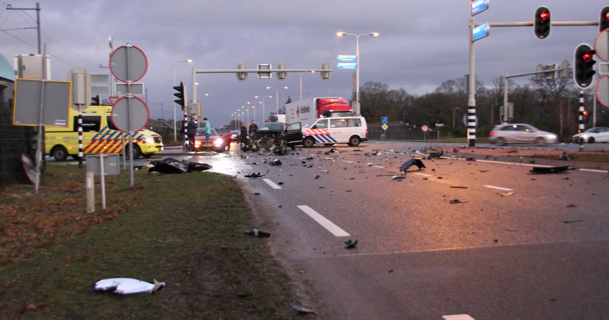 N35 bij Nijverdal bezaaid met brokstukken door ongeluk tussen bedrijfsbus en auto.