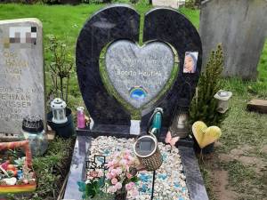 Bonita uit Enschede heeft haar grafsteen dankzij liefdevolle donaties: ‘Zo wordt mijn kind niet vergeten’ 