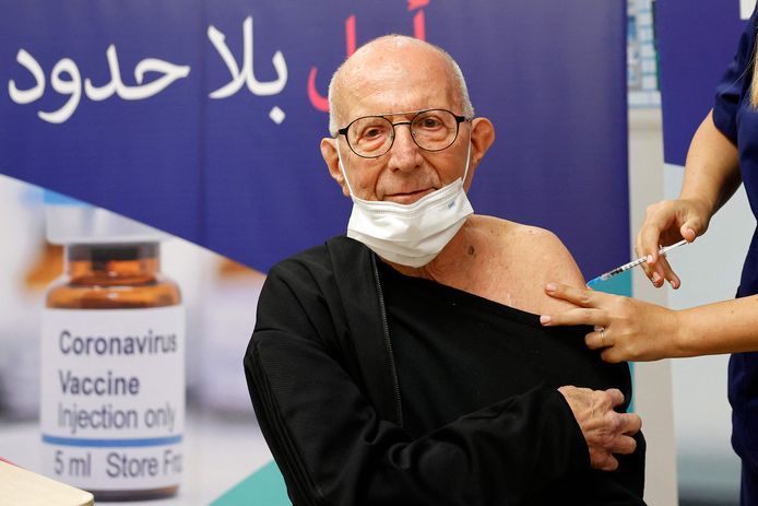 Un homme reçoit sa quatrième dose du vaccin Pfizer-BioNTech contre le coronavirus, au Sheba Medical Center à Ramat Gan, près de la ville côtière israélienne de Tel Aviv, le 31 décembre 2021.