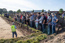 Evert Ulrich geeft uitleg aan bezoekers van de archeologische opgravingen in de nieuwbouwwijk Slangenbeek.