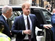 Prins Harry oog in oog met tabloidpers, eerste royal in 130 jaar die in rechtbank getuigt