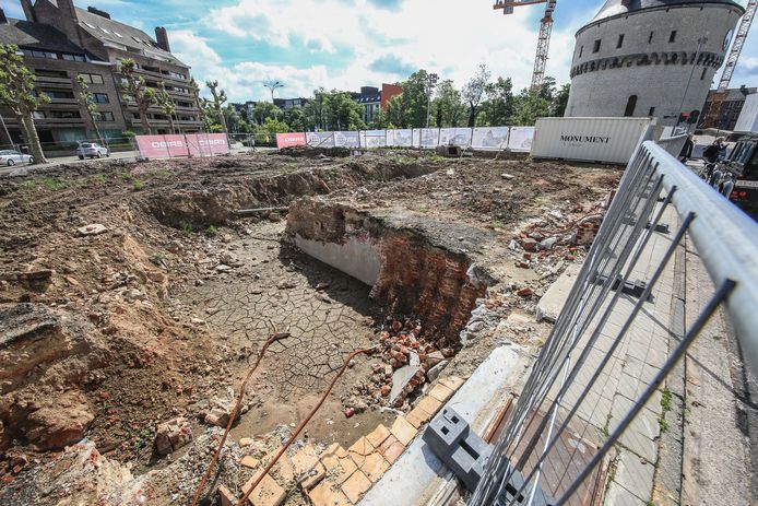 De funderingen van het vroegere hotel worden nu eerst verder uitgebroken.