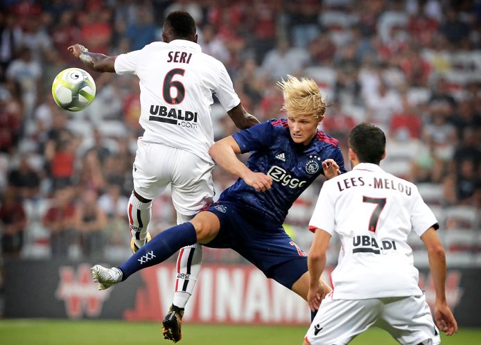 Kasper Dolberg gaat fel het duel aan met Jean Michaël Seri en Pierre Lees-Melou van Nice.