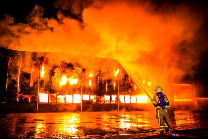 Brandweer bij de vuurzee