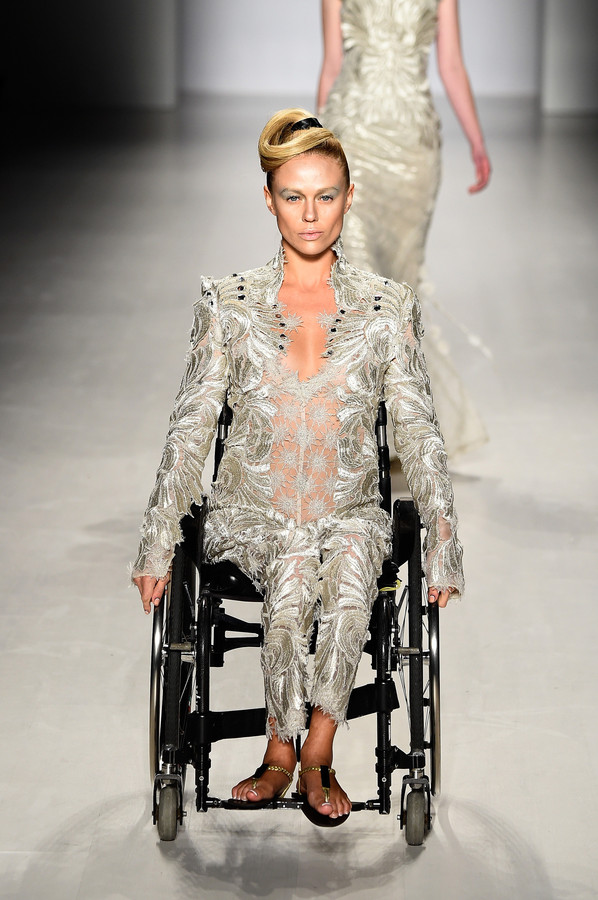 software lid Verzakking Modellen in rolstoel de sterren van NY Fashion Week | Foto | hln.be