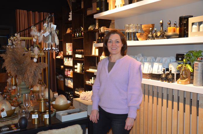 Sandra in de nieuwe O'lys blanc op de vaste locatie op de Graanmarkt in Ninove.