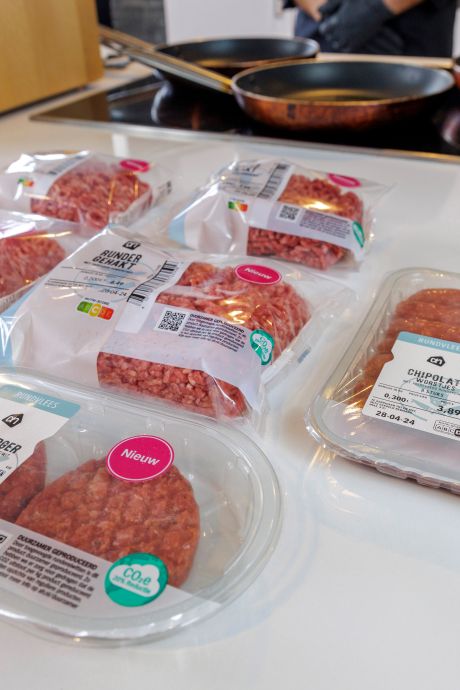 Albert Heijn stopt bloedplasma in gehakt: ‘Als je iets voor klimaat wil doen, moet je minder vlees eten’