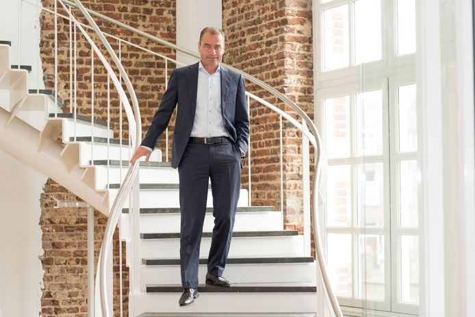 ,,Het voelt op z'n DLL's", zegt Carlo van Kemenade na zijn eerste jaar op het hoofdkantoor van Obvion Hypotheken in Heerlen.