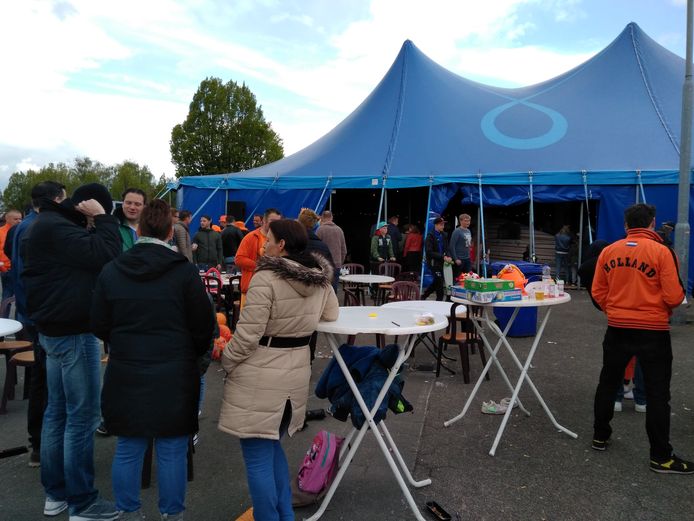 Het springkussen voor de kinderen werd binnen gezet vanwege het koude weer.