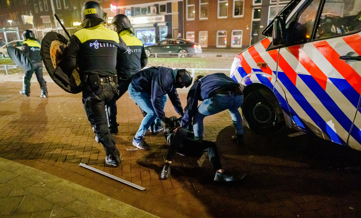 De mobiele eenheid is in Rotterdam aanwezig en heeft charges uitgevoerd om de straat leeg te vegen tijdens de avondklokrellen.