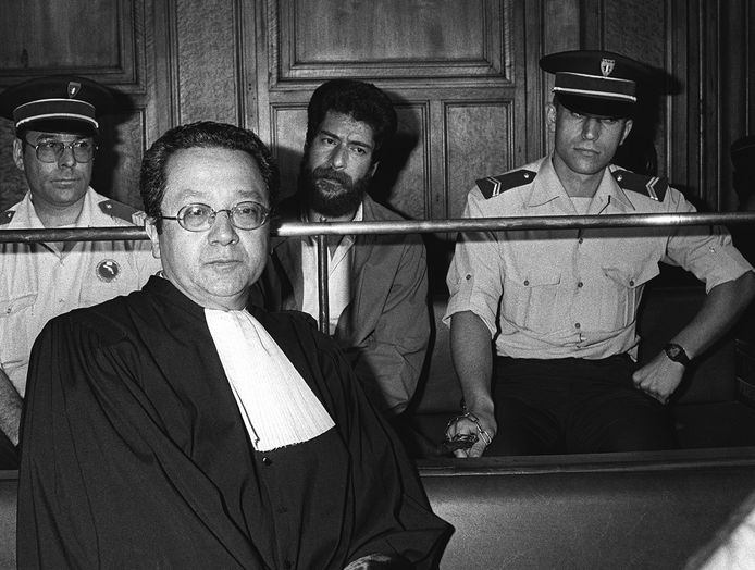 Georges Ibrahim Abdallah met zijn advocaat Jacques Verges tijdens het proces in 1986.