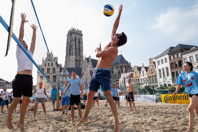 Op de Grote Markt van Mechelen vindt een beachvolleybaltornooi plaats op bij een buitentemperatuur van meer dan 40 graden.