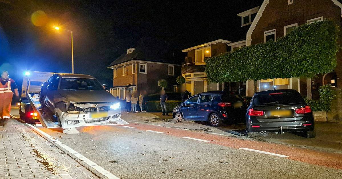 Ongeluk op de Oliemolensingel in Enschede veroorzaakt grote ravage, geen gewonden.