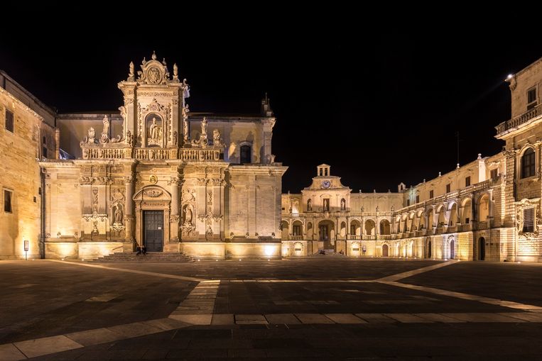 Een verlaten Piazza del Duomo in Lecce, Puglia. Beeld © Clickalps SRLs