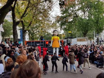 Honderden fans doen mee met échte versie van Squid Game in Rotterdam (maar verliezers overleven het gelukkig wel)