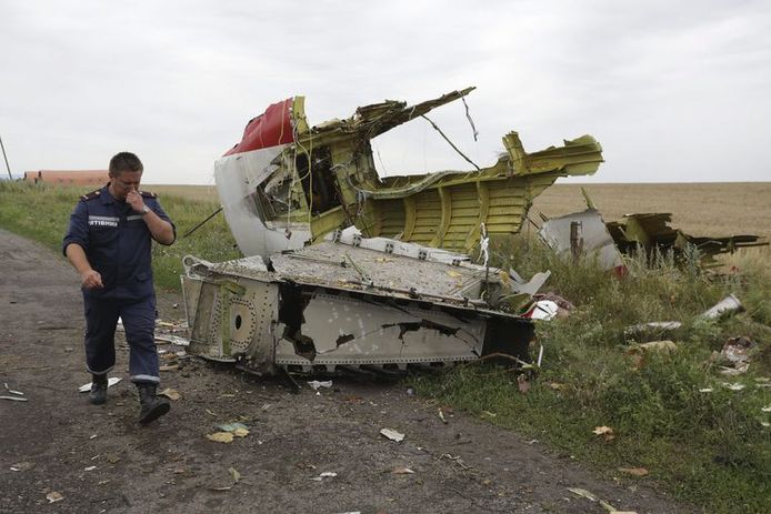 Een Oekraïense reddingswerker op het terrein, een dag nadat de Malaysia Airlines-vlucht uit de lucht werd geschoten.