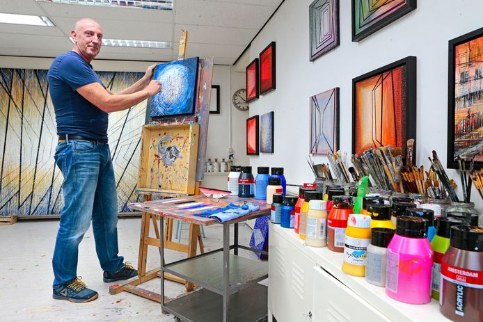 Kunstenaar Martin Copier aan het werk in zijn atelier