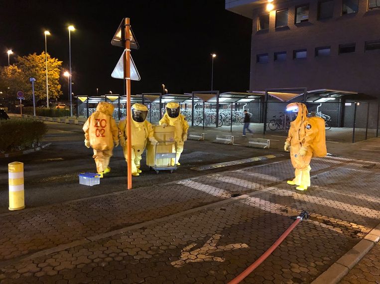 In speciale pakken werd het poeder opgehaald en in een aparte ton gestopt.