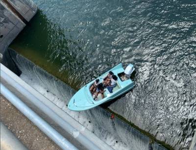 Vriendinnen bengelen met hun boot vervaarlijk over rand van afgrond: “Ze hadden het te druk met kletsen en misten zo waarschuwingsborden”
