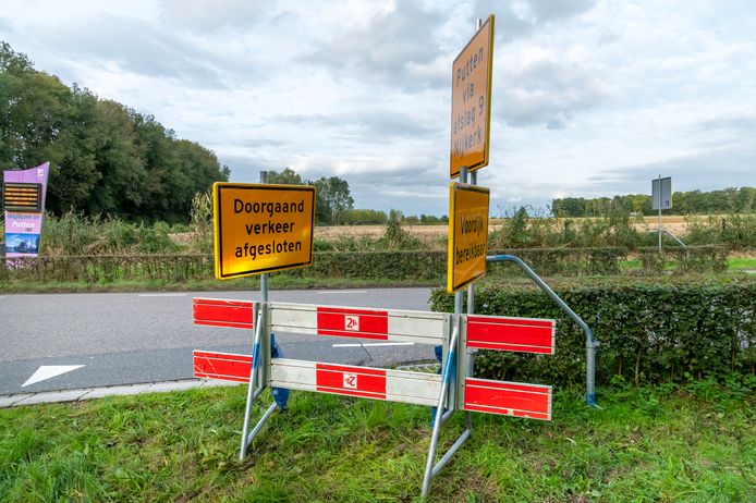 De borden voor de afsluiting van de Hoornsdam moeten in elk geval nog enkele dagen ongebruikt blijven staan, tot de rechter uitspraak heeft gedaan.