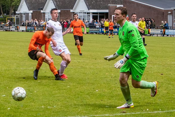 Bram van der Sluijs weet het al in zijn laatste competitiewedstrijd van SC Bemmel, uit bij Voorwaarts Twello: dit wordt geen goal. De 26-jarige keeper hield zijn doel schoon (0-1 winst) en mag met Bemmel de nacompetitie in: tegen RKHVV.