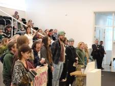 Extinction Rebellion demonstreert zingend in de Haagse raadzaal: burgemeester grijpt in