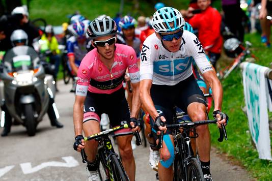 Chris Froome met rozetruidrager Simon Yates.