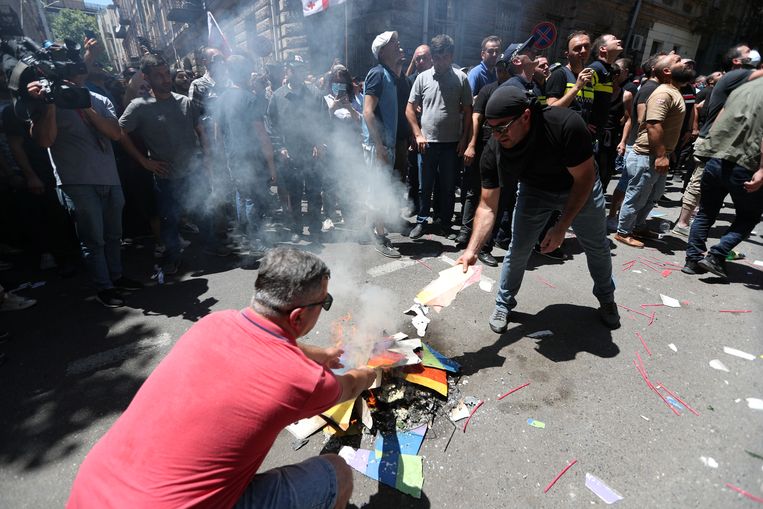 Anti-lhbtq-demonstranten verbranden een regenboogvlag tijdens Pride in Tbilisi in juli 2021.  Alt-Info was een van de drijvende krachten achter de organisatie van antiqueerpogroms tijdens die Pride. Beeld REUTERS