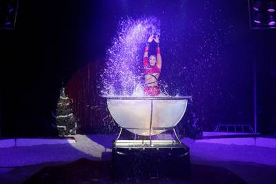 Hooggeëerd publiek geniet met volle teugen van kerstcircus in Nijmegen, ook al weigert lama zijn pirouette