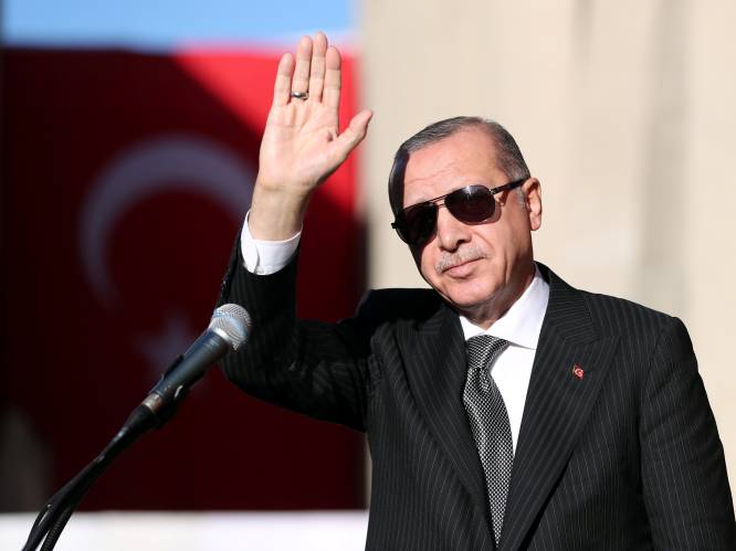 Erdogan opent grootste moskee van Europa en "wil meer islamitische gebedshuizen zien in Duitsland"