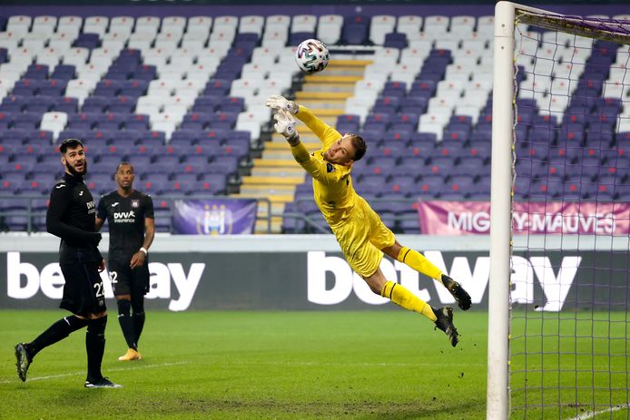 Timon Wellenreuther hield met een paar knappe saves zijn netten schoon.