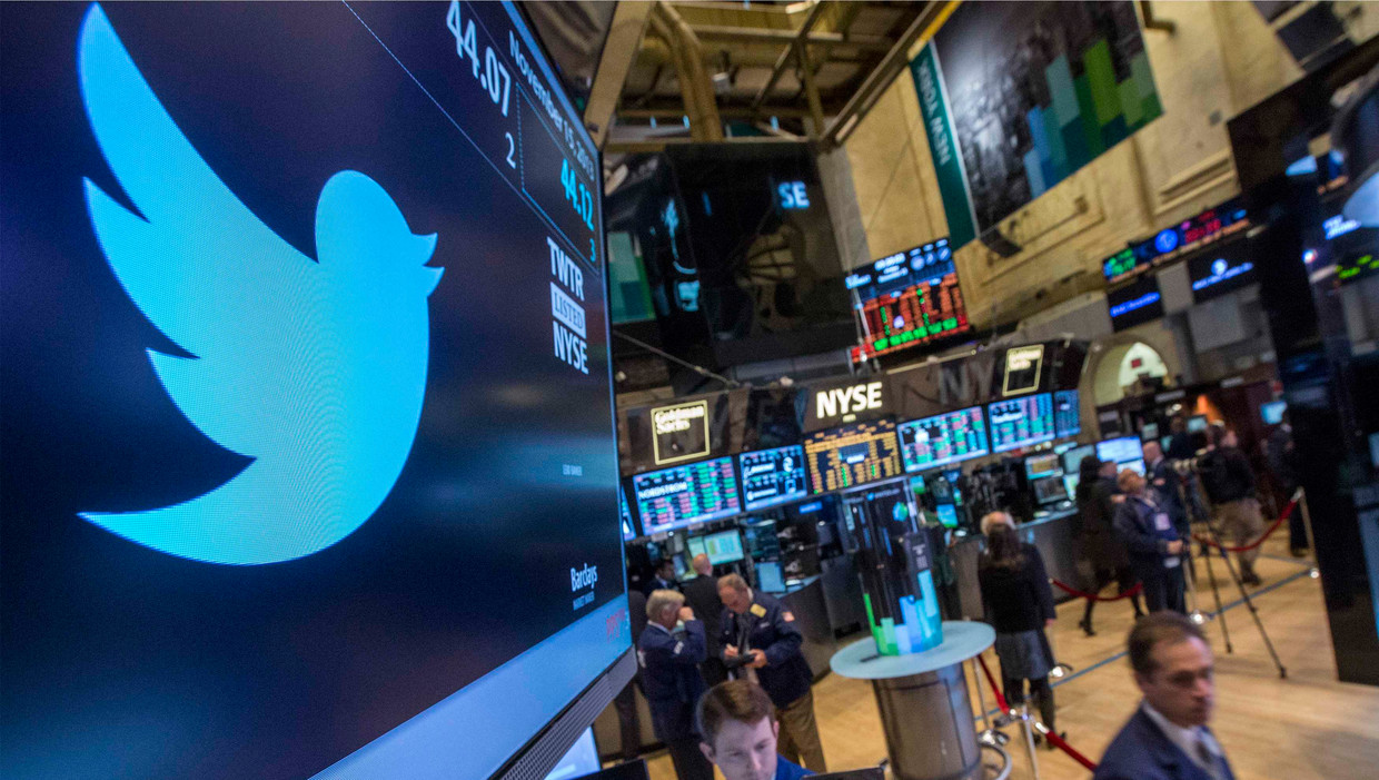 Het Twitter symbool op de schermen in het gebouw van de 'New York Stock Exchange', waar de aandelen van Twitter dit voorjaar ongeveer met 4 miljard dollar aan waarde onderuit gingen. Beeld REUTERS