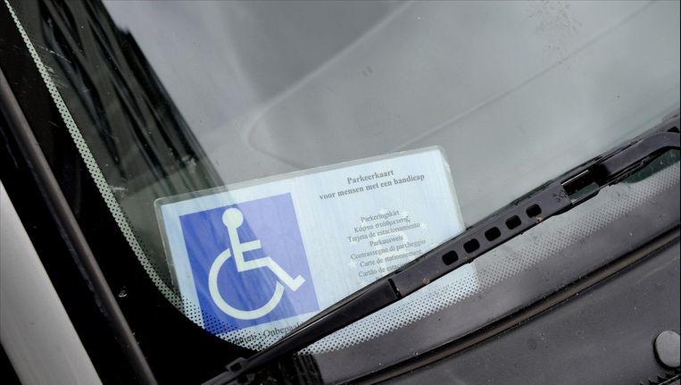 Illegale handel in parkeerkaarten voor gehandicapten | Het