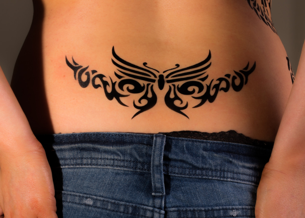 тату бабочка цветная.