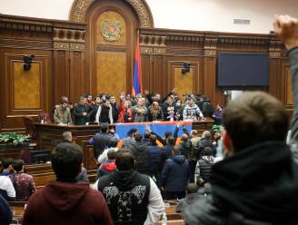 Woedende Armeniërs bestormen regeringsgebouw na vredesdeal
