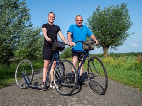 Op de step heen en weer van Den Hout naar Rotterdam, deze vader en zoon doen het: ‘De retour is voor de diehards’