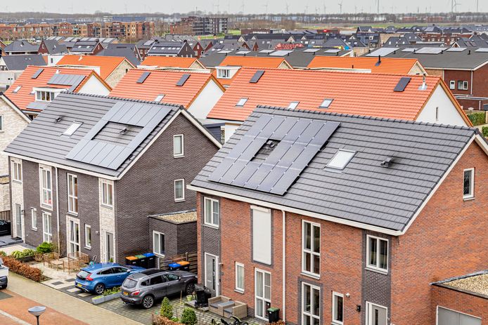 Woningen met zonnepanelen in Zeewolde. Steeds meer huizenbezitters kiezen door de torenhoge energieprijzen voor zonnepanelen.