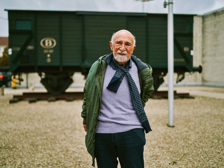 Simon Gronowski in de Kazerne Dossin. 'We zaten met vijftig mensen in de wagon op elkaar gestampt. Het waren beestenwagens met stro op de grond. In die wagon was het pikdonker.' Beeld Thomas Sweertvaegher