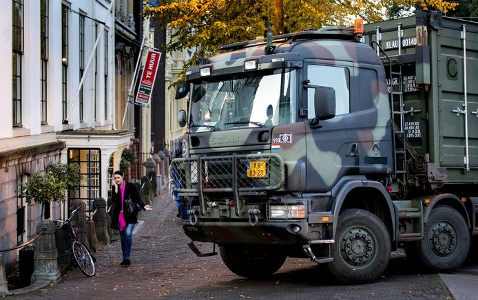 Met zware voertuigen en containers helpt het Nederlandse leger de gemeente Den Haag met het afzetten van wegen, als een van de maatregelen tegen het boerenprotest.
