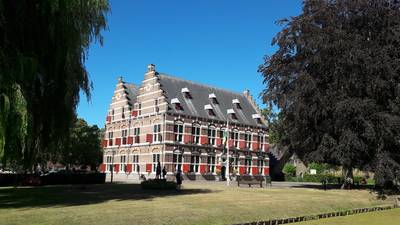 Crew van Verhaal van Nederland komt alleen binnen in Het Mauritshuis om te plassen