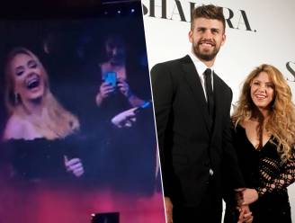 KIJK. Adele lacht met voetballer Gerard Piqué: “Ik zag het optreden van Shakira, haar ex zit in de problemen”