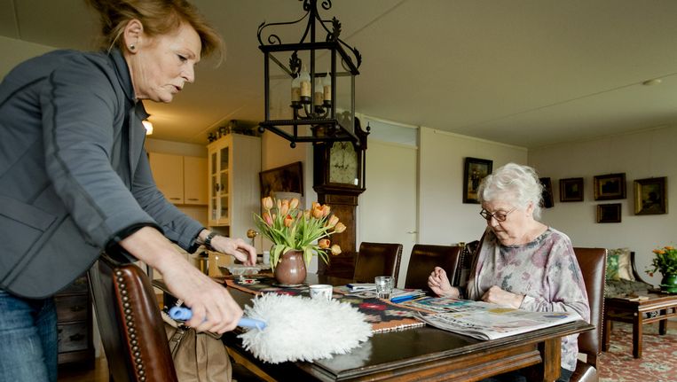 Een medewerkster van thuiszorgorganisatie Buurtzorg aan het werk. Beeld anp