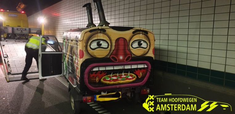 De mobiele pizza-wagen die achtergelaten werd in de Zeeburgertunnel. Beeld Politie
