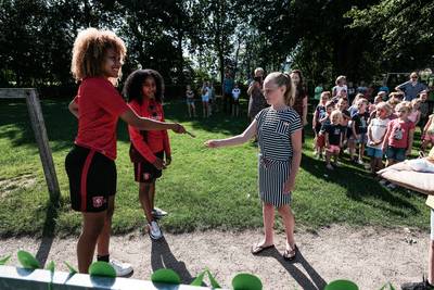 Eindelijk mogen de kinderen weer een balletje trappen op dit veldje in Halle