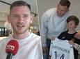 Jan Vertonghen. / Jan Vertonghen poseert met een fan.