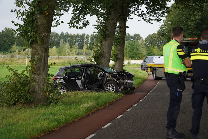 Ongeluk in Oudenbosch: auto botst tegen boom, drie gewonden